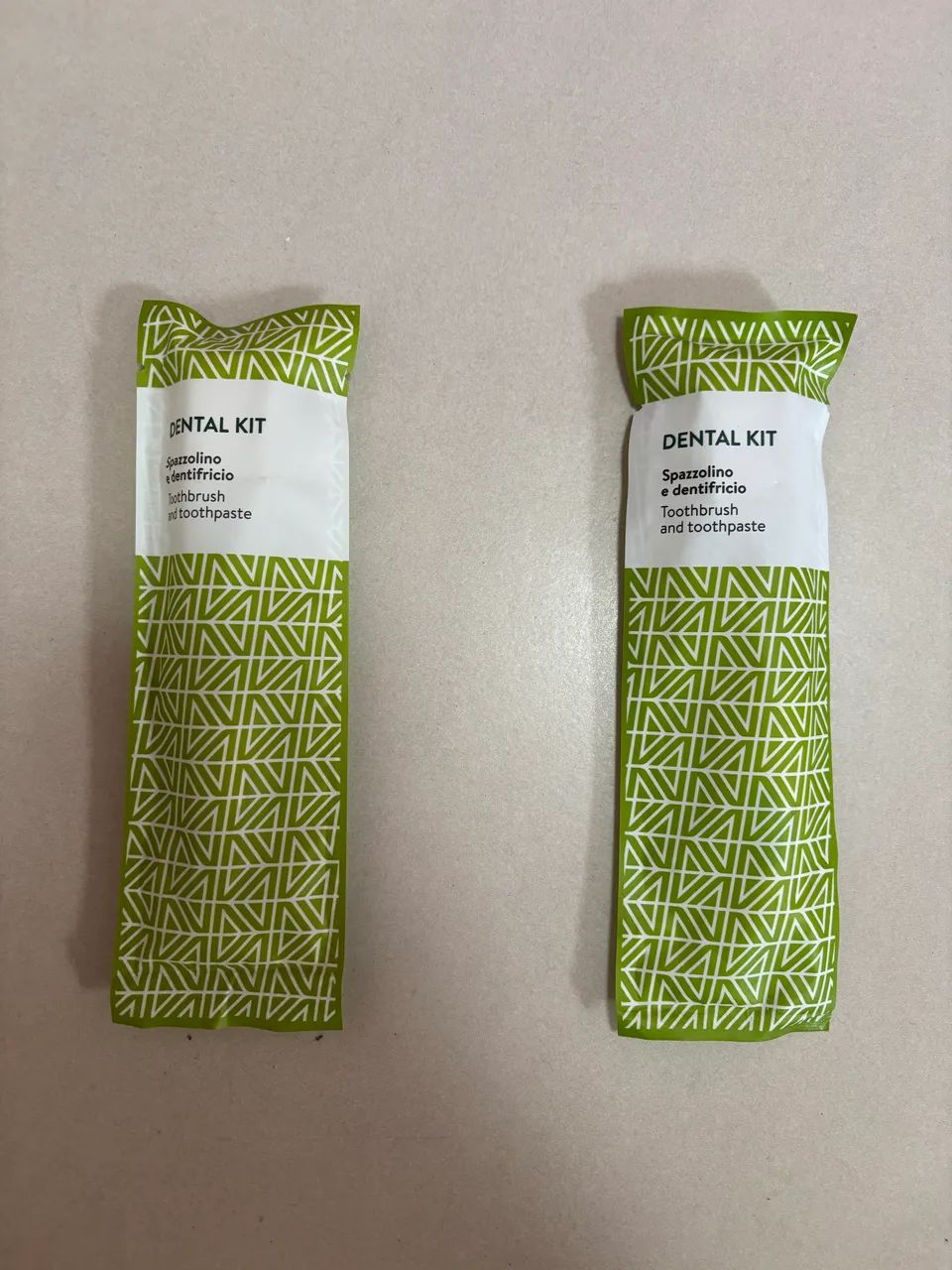2 kits de escova de dente e mini pasta de dente para viagem 