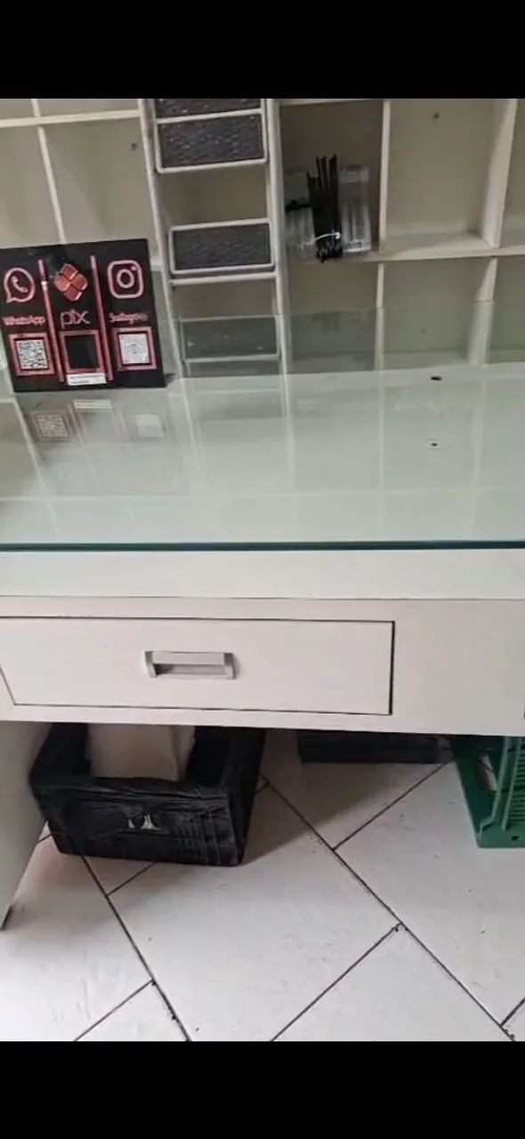Balcão mesa central MDF branco gaveteiro com vidro 