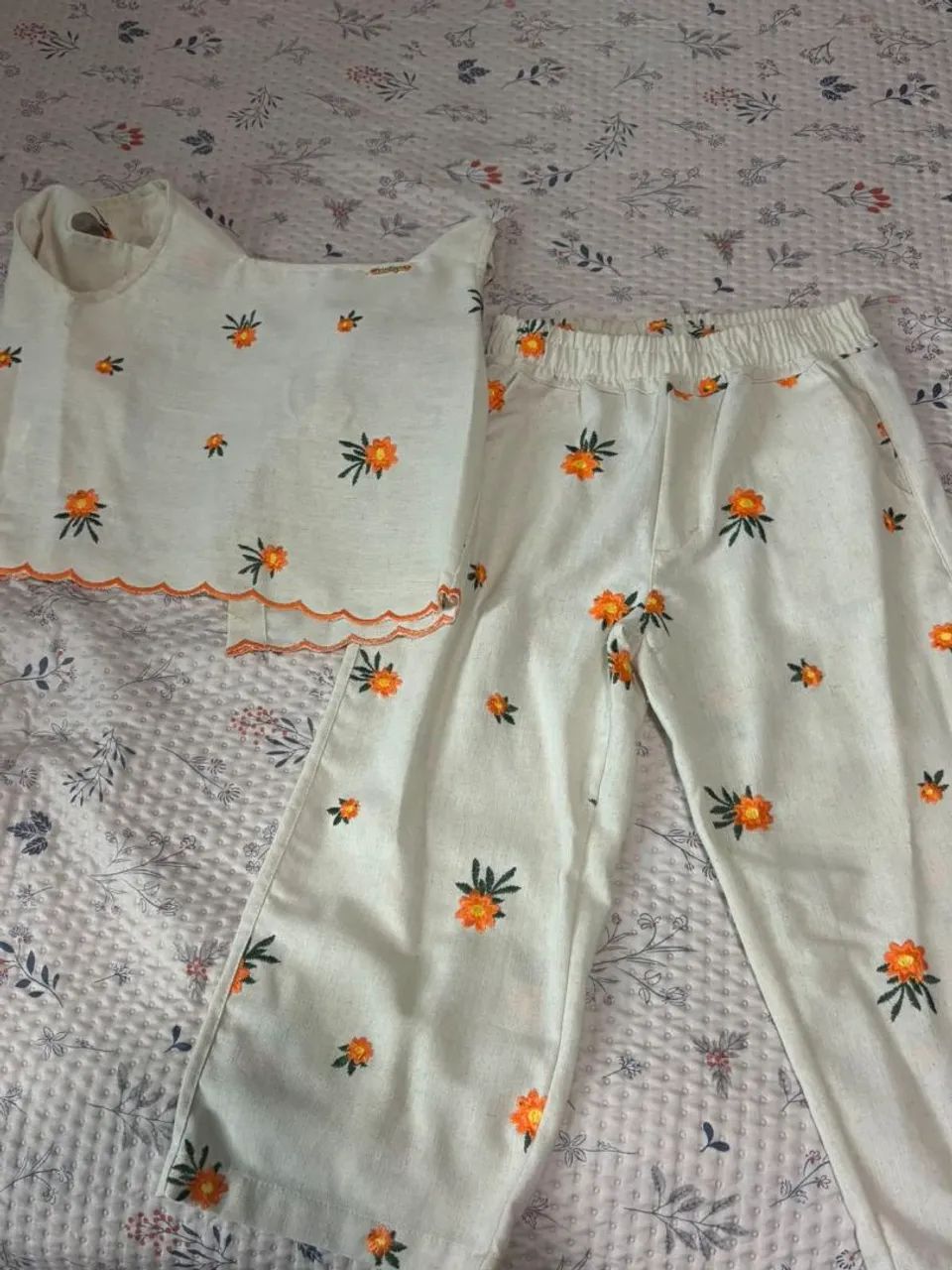 Roupas femininas variadas....