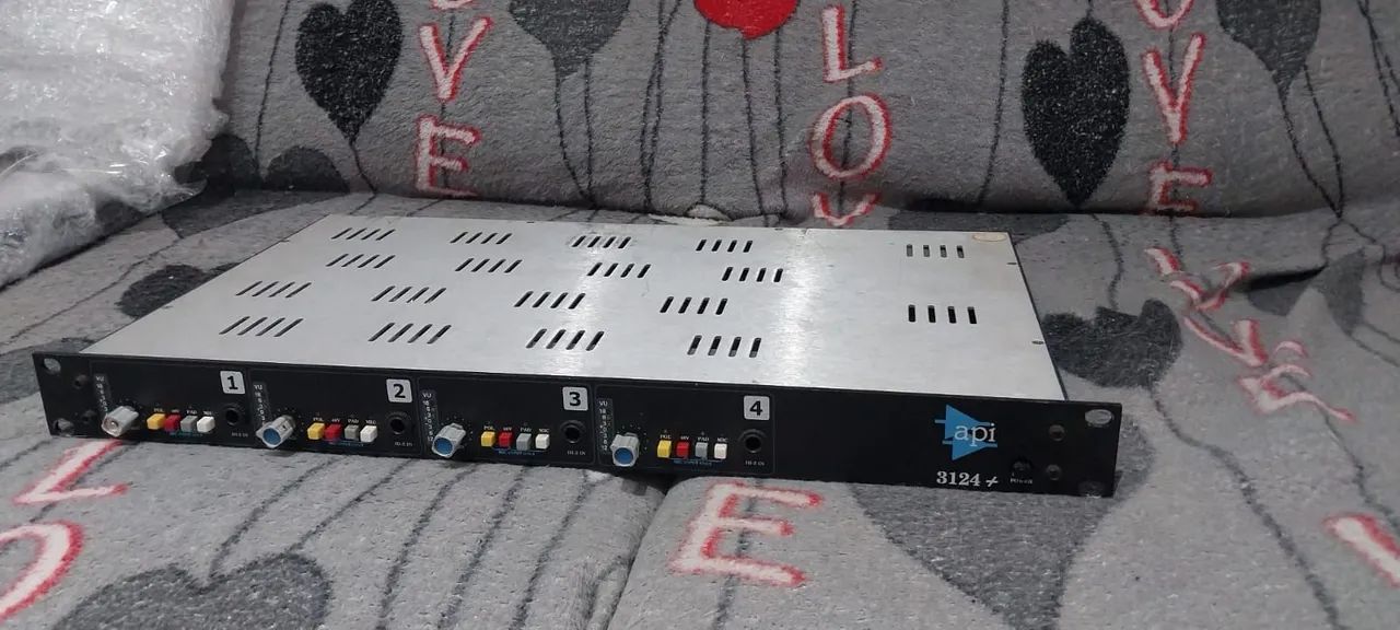 API 3124 + 4 Channel Preamp Mic Pré Amplificador  - Foto 5