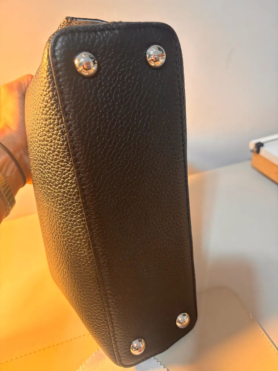 Bolsa LV Capucines preta com prata - Foto 4