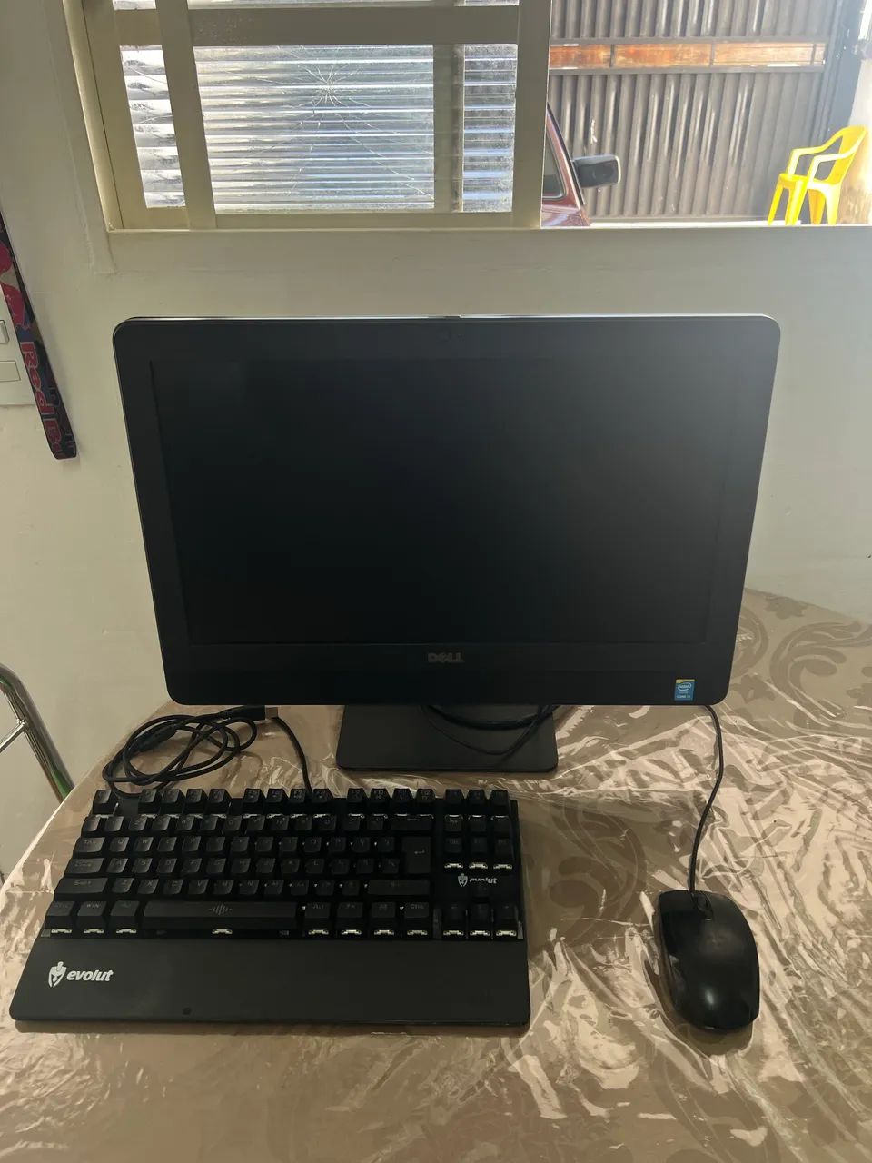 Vendo computador para trabalho e estudos.