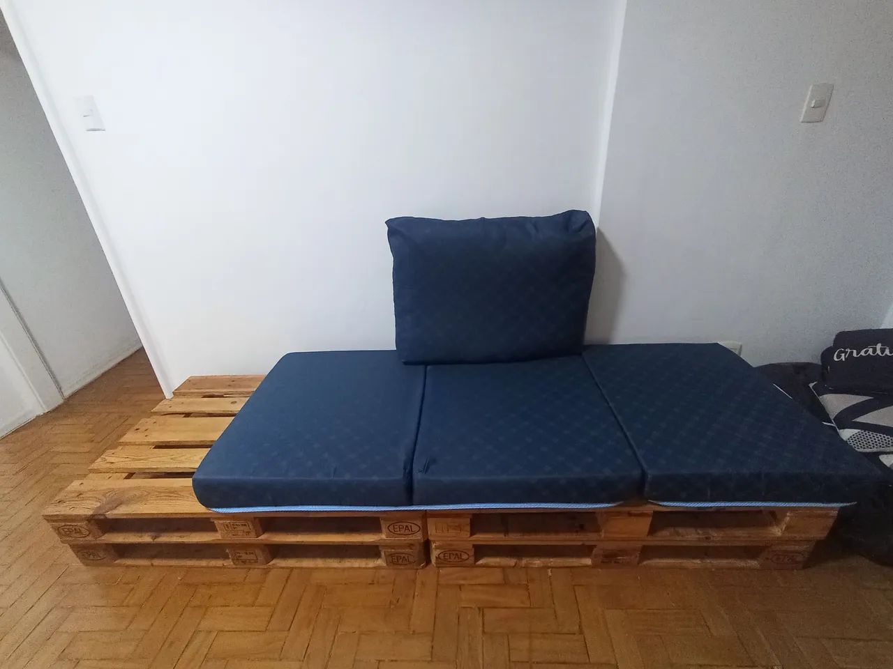 SOFÁ DE PALLET COM ASSENTO E ALMOFADA