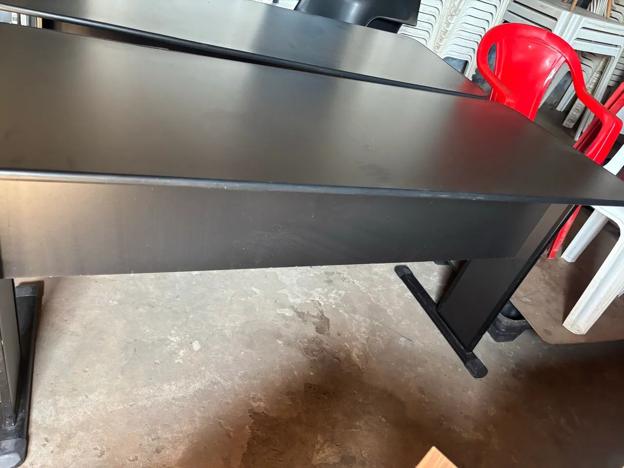 Mesa de escritório com cadeira