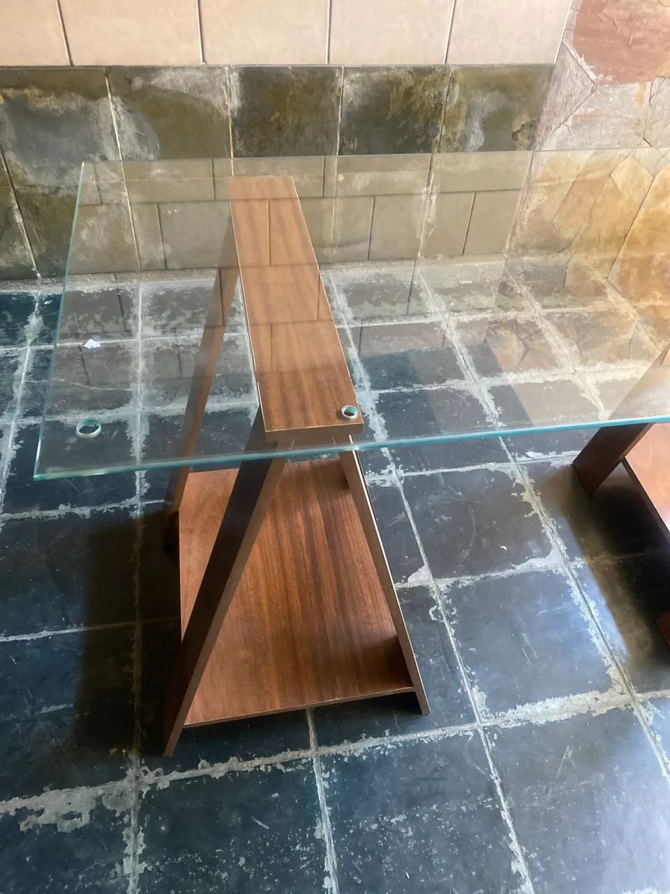 Mesa com cavaletes de madeira com tampo de vidro - Foto 4