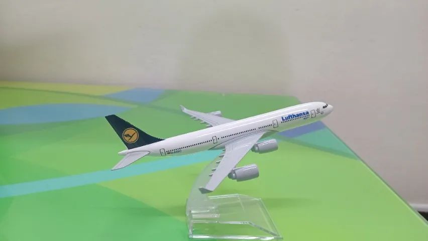 AVIÕES MINIATURA LUFTHANSA - 16cm  DECORAR / PRESENTEAR / COLECIONAR.