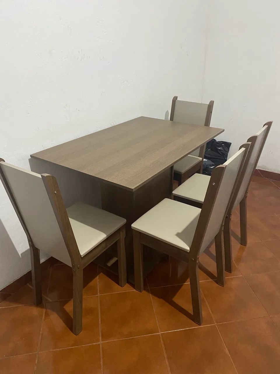 Mesa com 4 cadeiras 