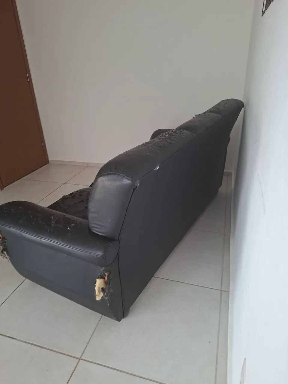 Sofá danificado/marcas de uso couro  - Foto 5