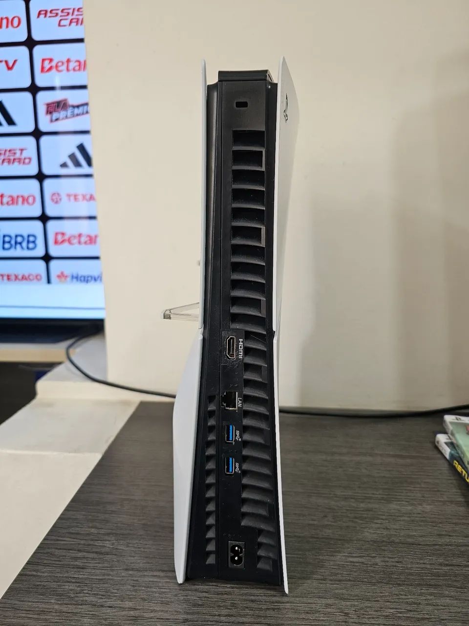 PS5 mídia física 1TB + 2 controles + 2 jogos - Foto 4