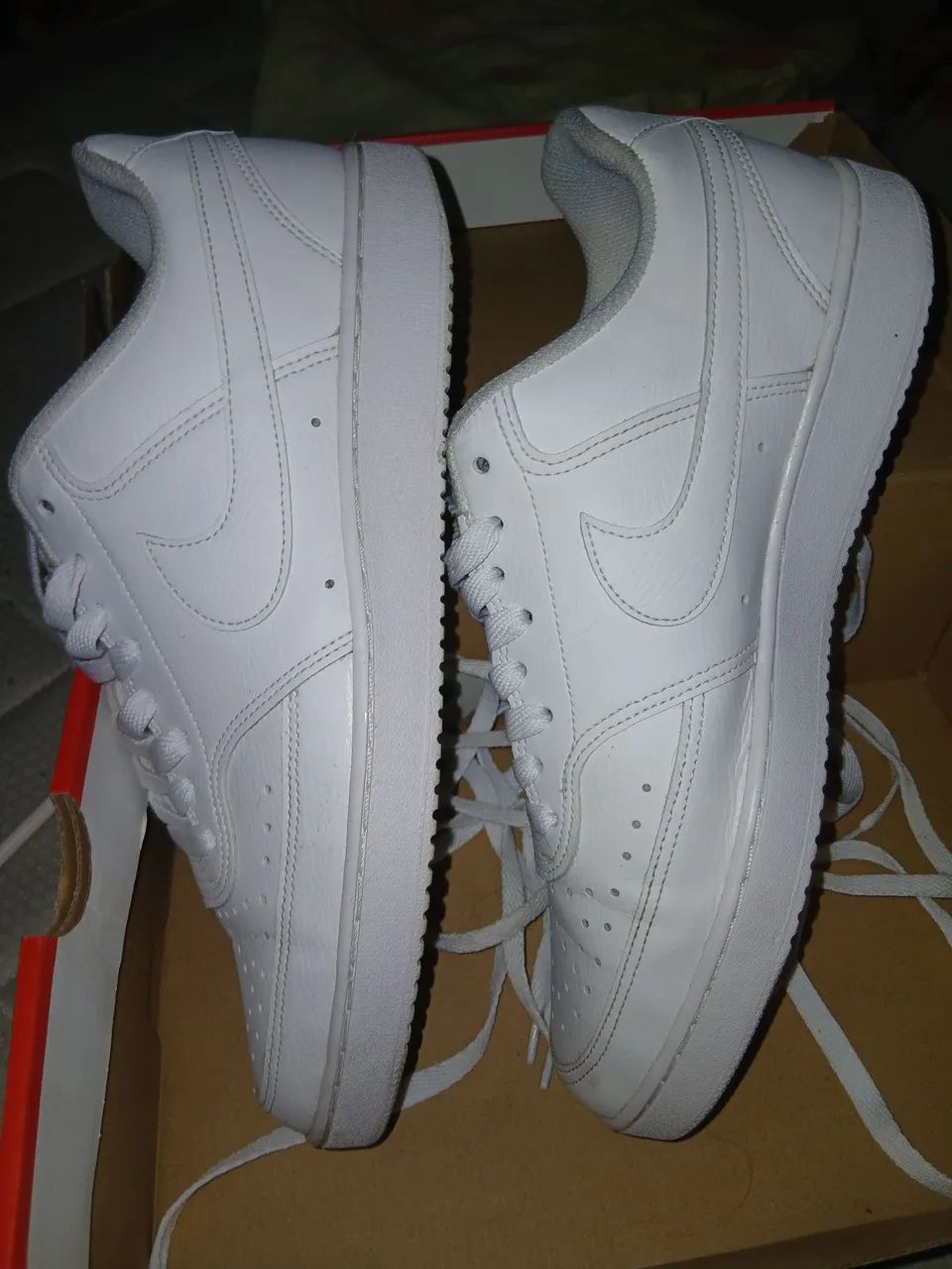Dois pares de tênis nike