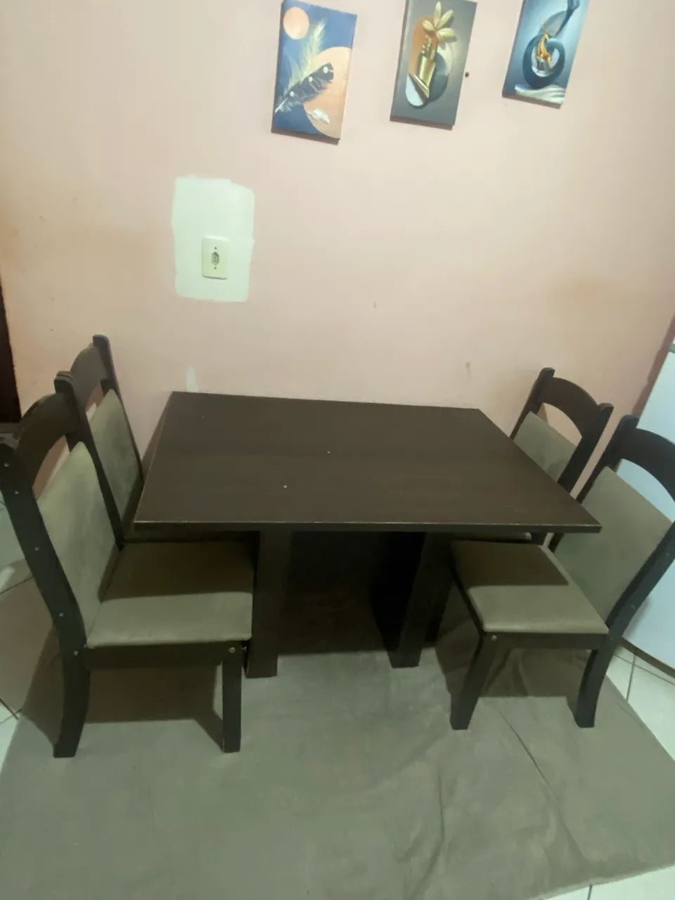 MESA DE JANTAR COM 4 CADEIRAS.