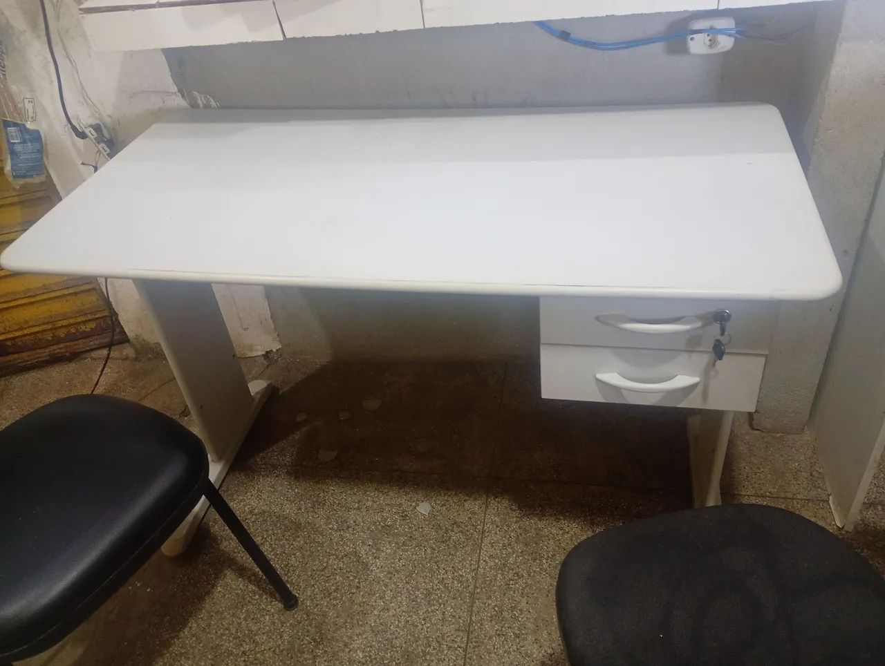 Duas cadeiras e uma mesa com duas gavetas e chave de escritório - Foto 3