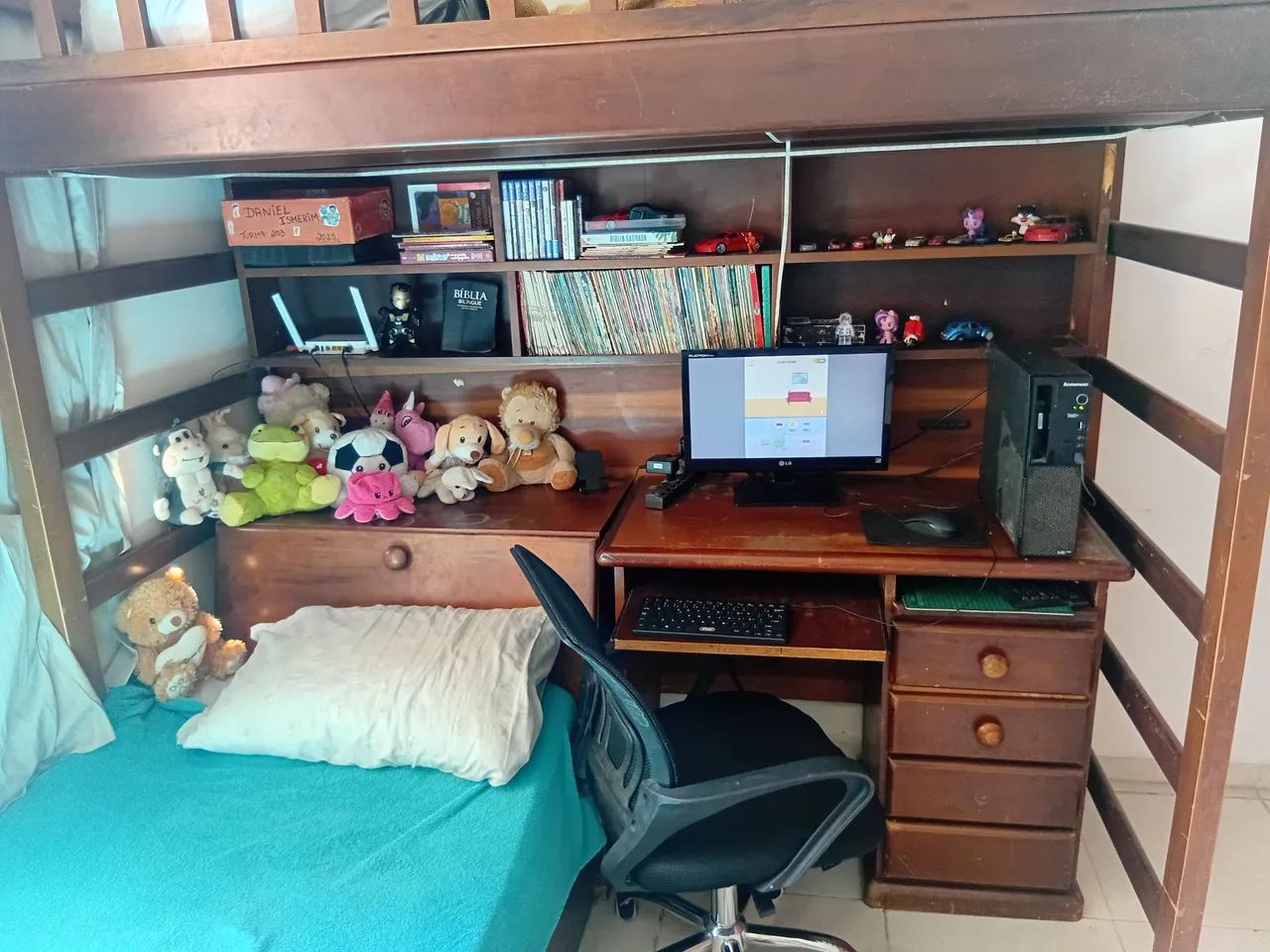 Vendo treliche com escrivaninha  e bau - Foto 3