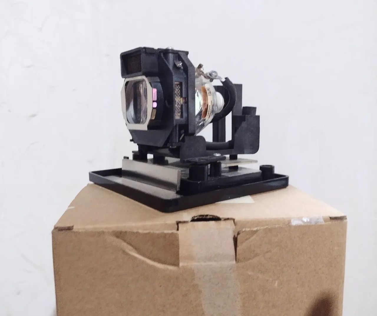 Lâmpada Projetor Panasonic PT-Ae 4000 completa com Case e zerada na caixa.