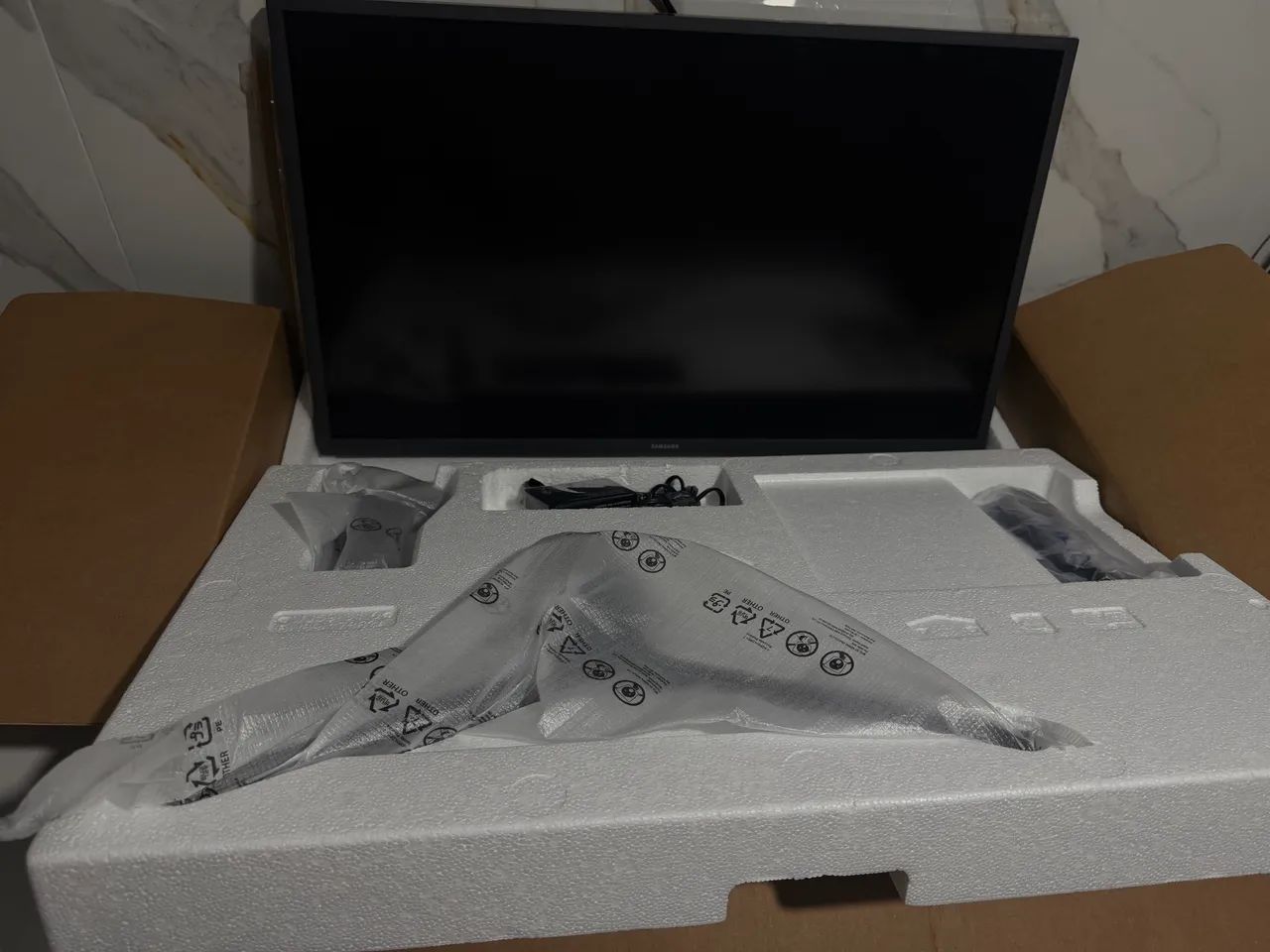 Monitor 32? UHD UJ59 zero no Plástico Faço Catira - Foto 5