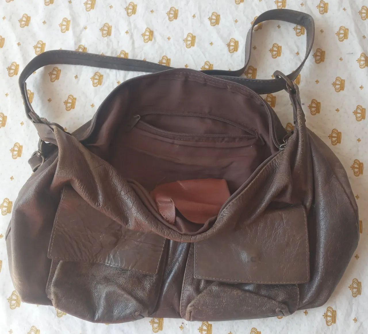 Bolsa em couro. Com alça de ombro e mão.  - Foto 4