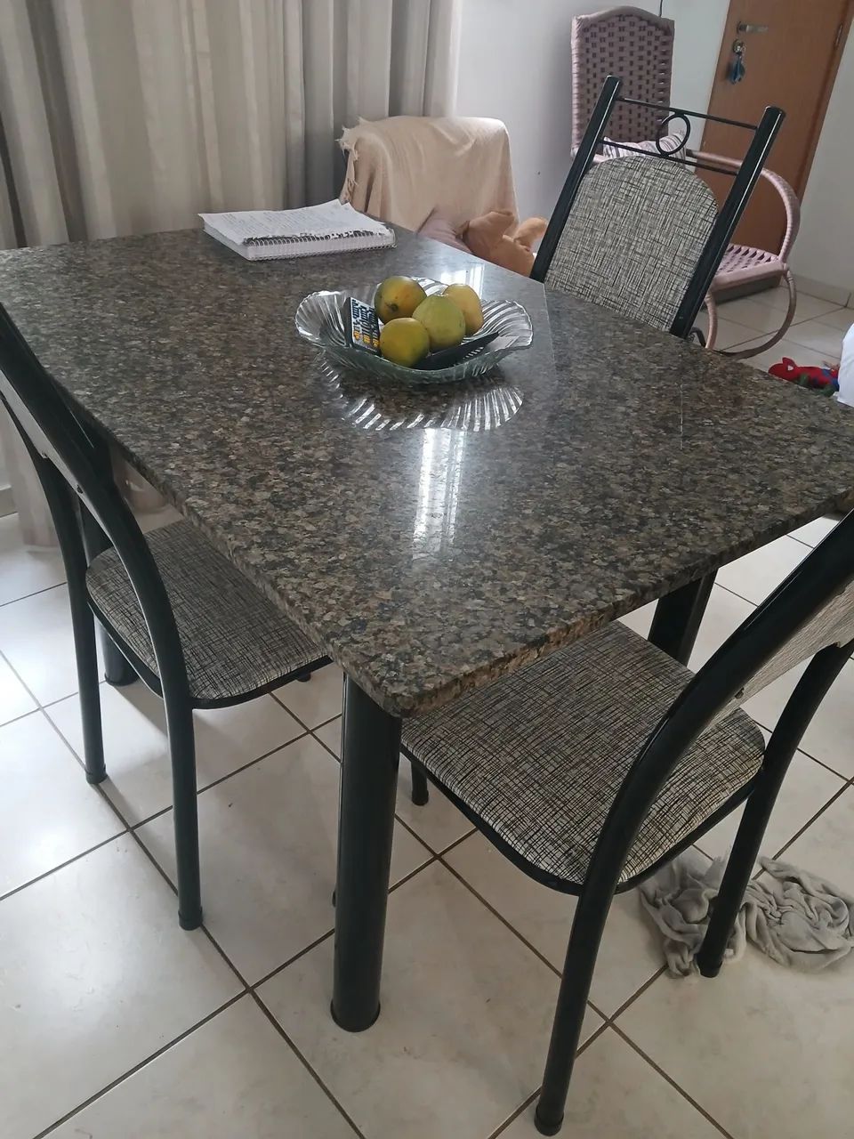 Mesa de mármore com 4 cadeiras preta. - Foto 2