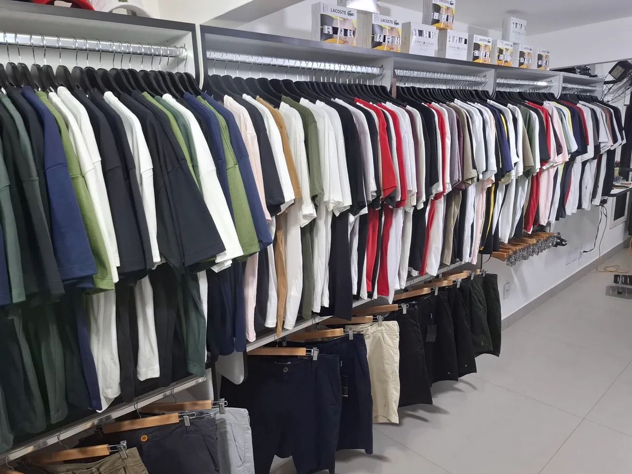 ARARAS DE ROUPAS PARA LOJA EM DF - Foto 3