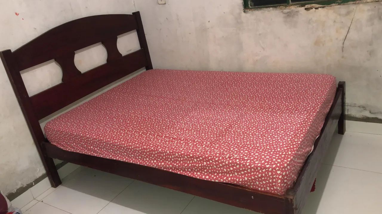 Vendo cama de casal de madeira - Foto 4