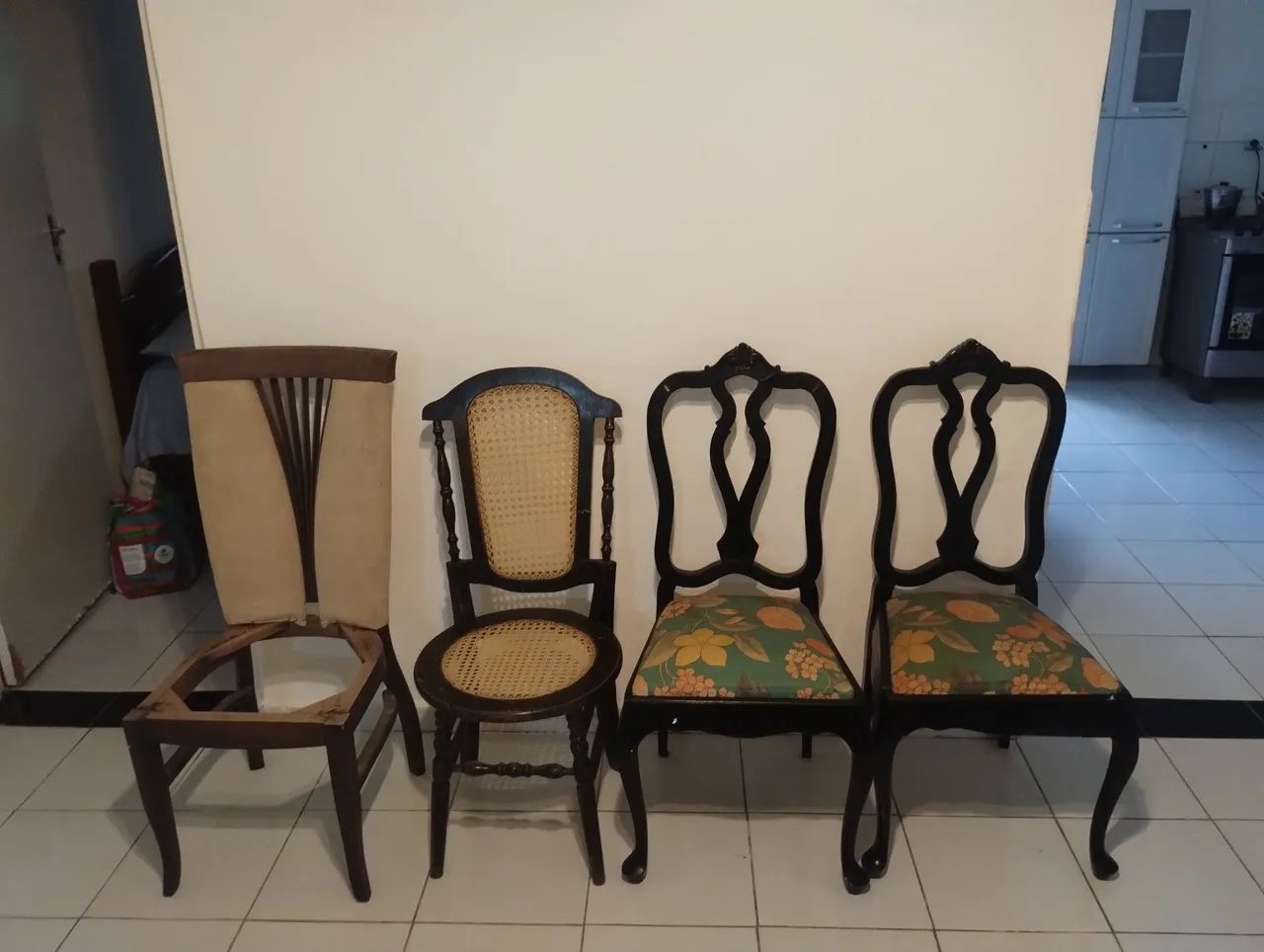 4  cadeiras, 2 com palhinhas, e 2 com almofadas,4 mil reais as 4 - Foto 5