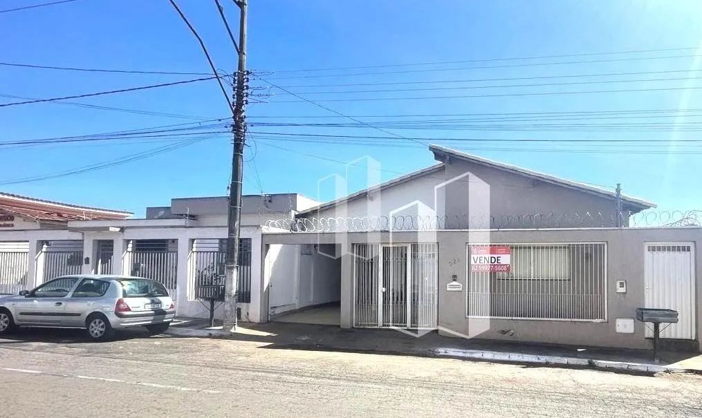 Casa com 4 Dormitórios, 2 Vagas, em Centro - Morrinhos