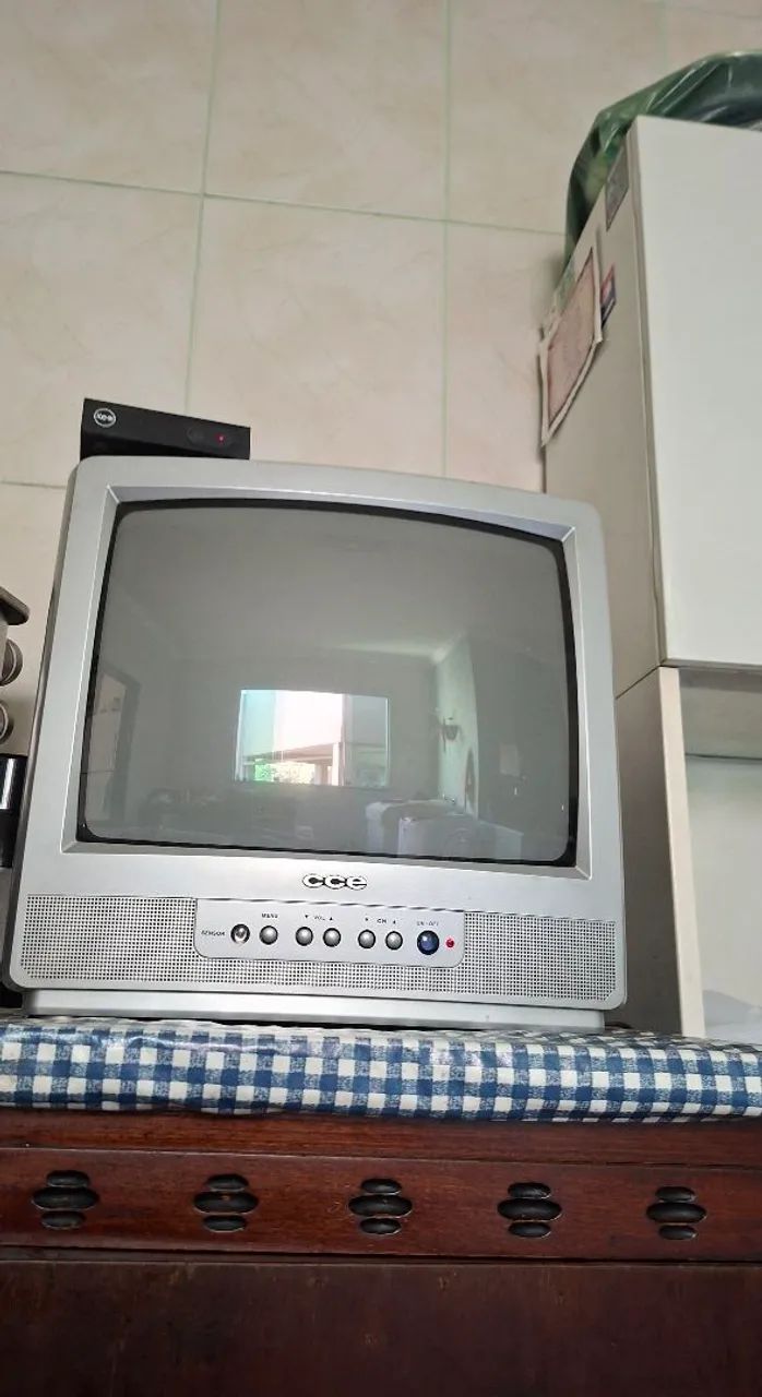 TV de tubo CCE de 14 polegadas