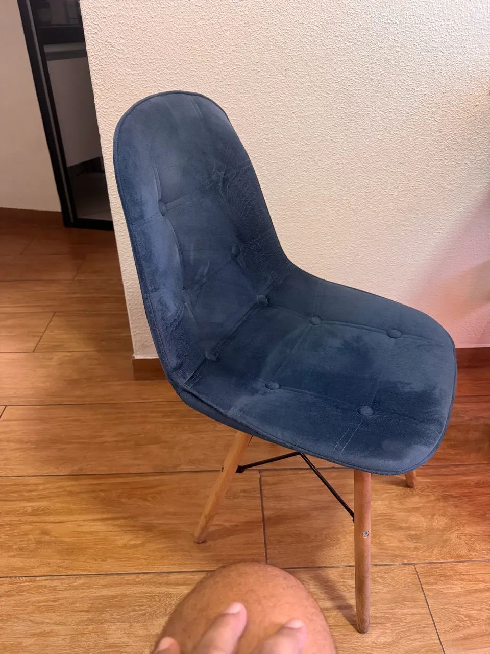 Kit com 2 cadeiras Eiffel, com design moderno. Amarela Courino e Azul em Suede.