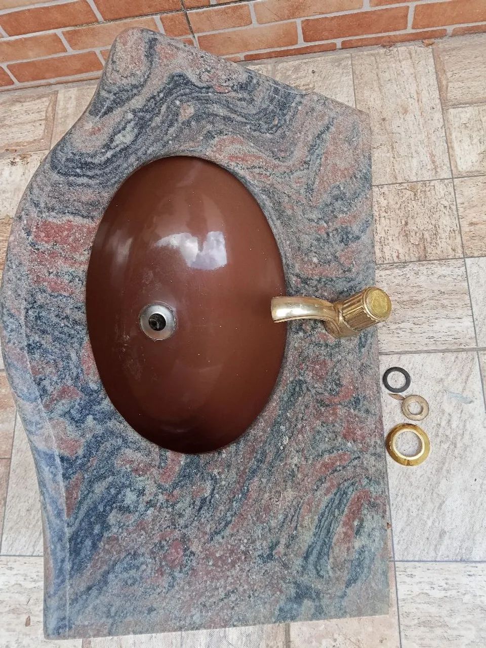 Pia com granito rosa e cinza escuro torneira dourada linda 150 - Foto 3