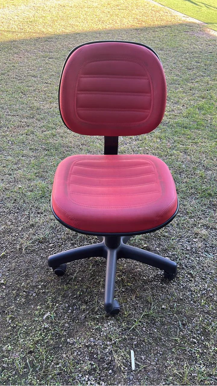 Cadeira de escritório em ótimo estado e funcionamento.