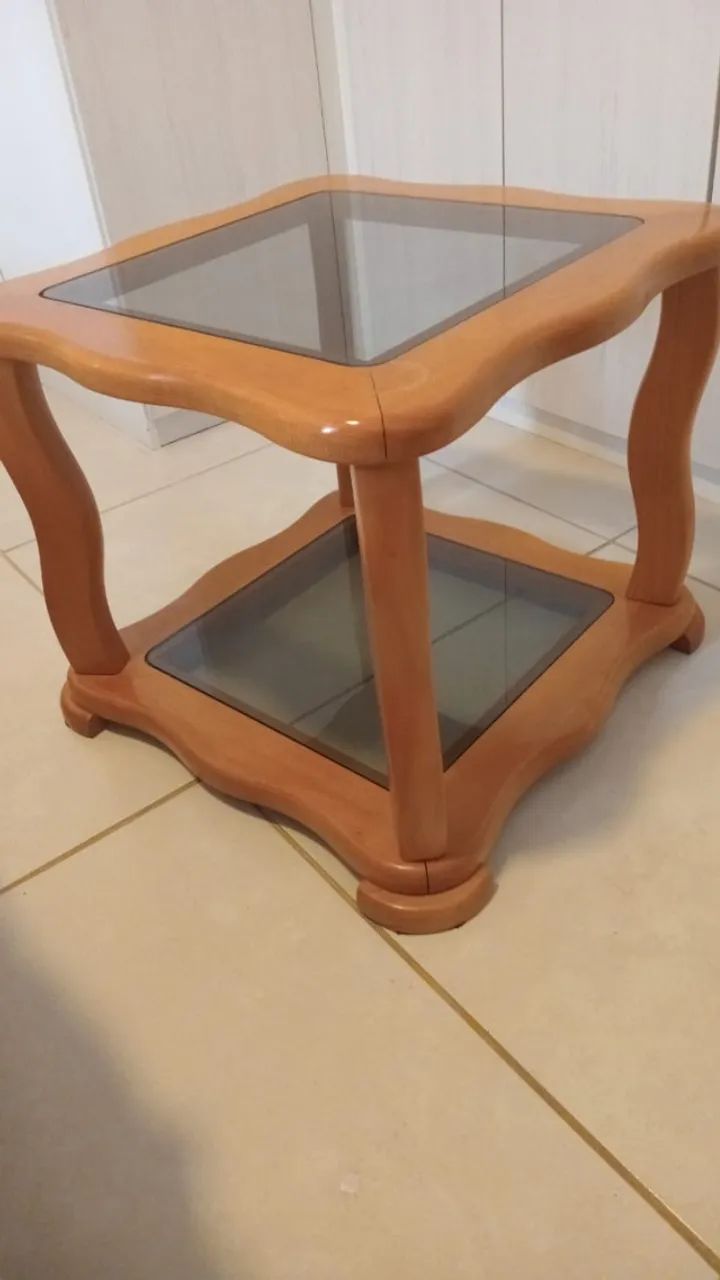 Mesa de centro  de madeira maciça com dois tampos de vidro e bonito acabamento - Foto 3