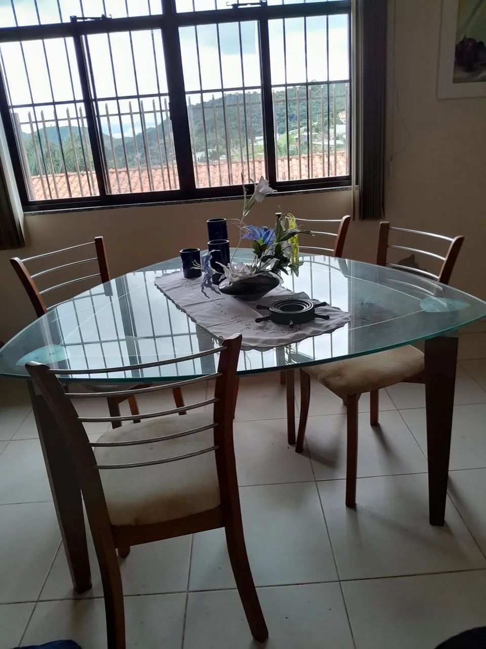 Mesa de vidro com 4 cadeiras