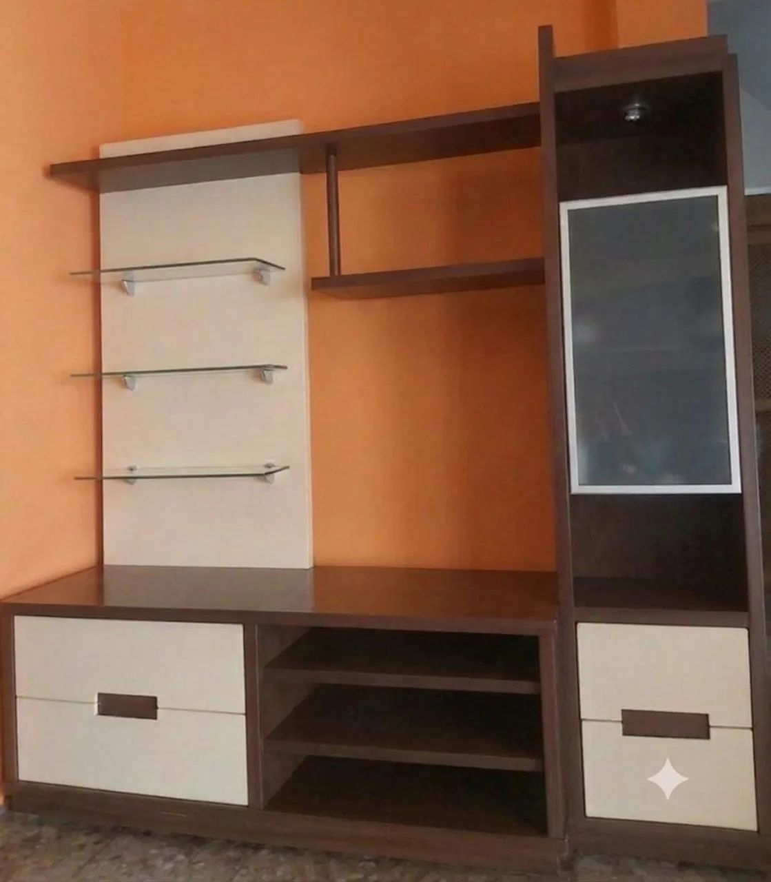 Estante com cristaleira para sala na cor tabaco/branco