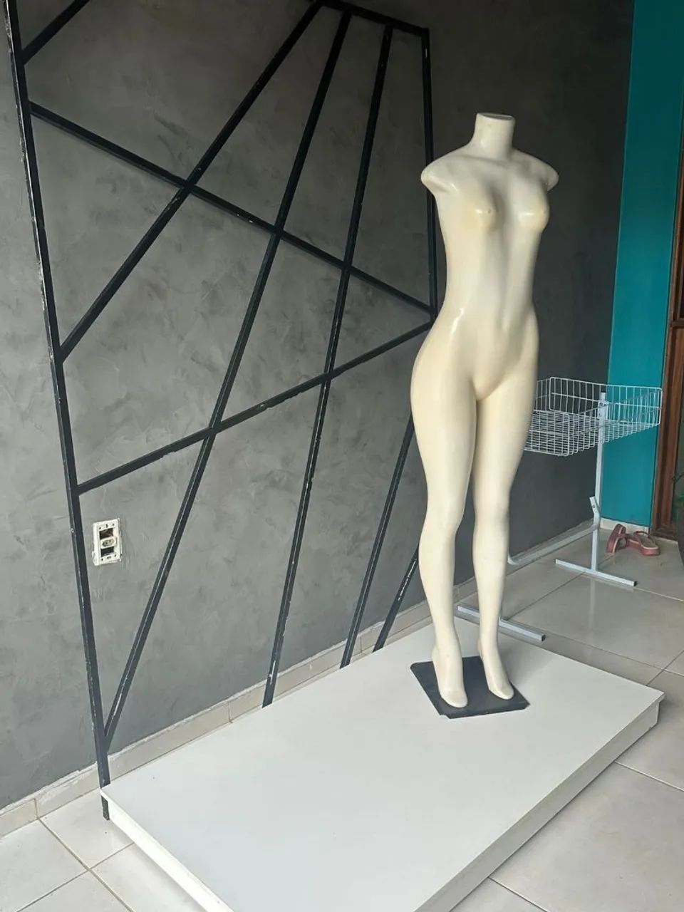 Biombo p/loja  e base maniquim e cesto de roupa.