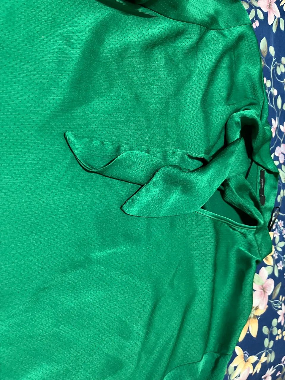 Blusa de Acetinada Verde com Laço - Foto 3