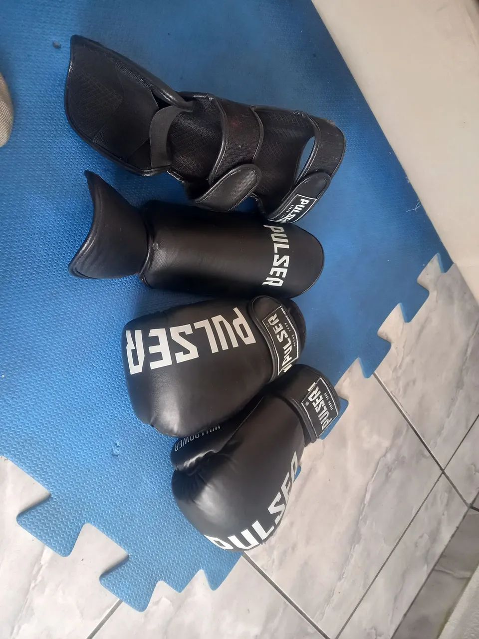 Luva e caneleira de treino