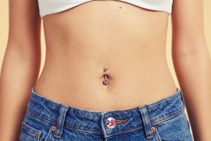 Piercing Curvado para Umbigo - Esfera com Pedra Rosa (Haste Curta)
