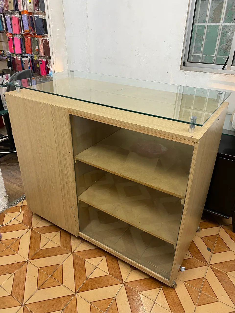 Balcão Vitrine com Tampo de Vidro