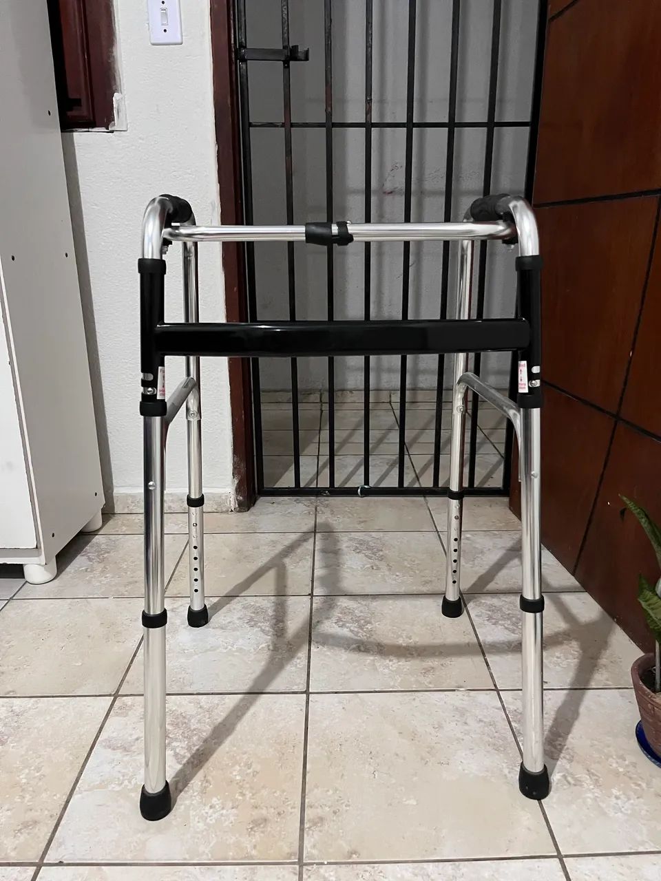 Andador hospitalar para idosos