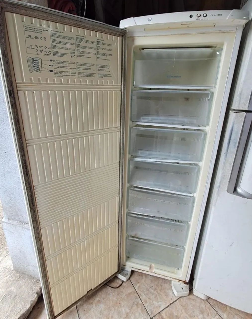 Freezer Vertical Electrolux FE26 - Foto 2