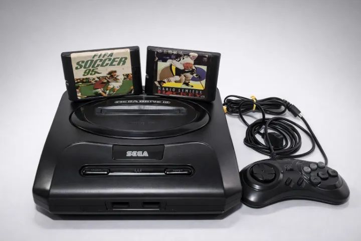 Mega Drive 3 com controle e jogos