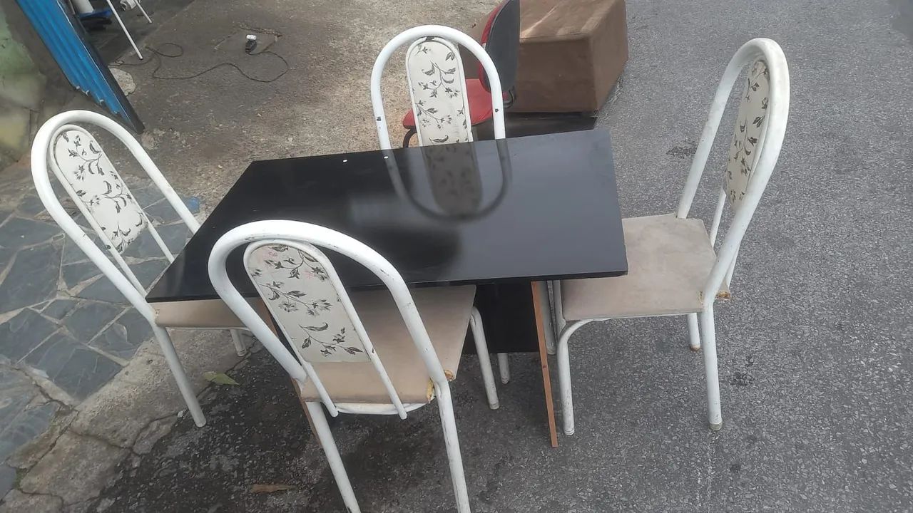 Mesa 4 cadeiras ótimo estado 