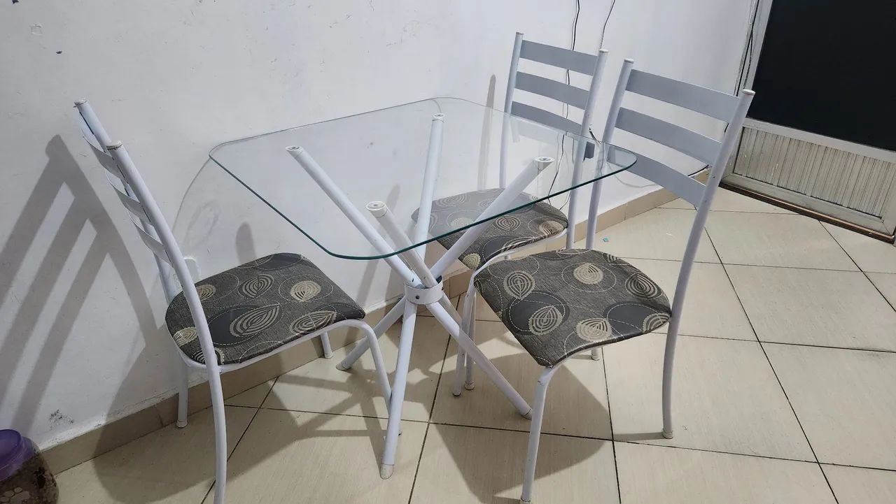 Mesa se vidro com 3 cadeiras