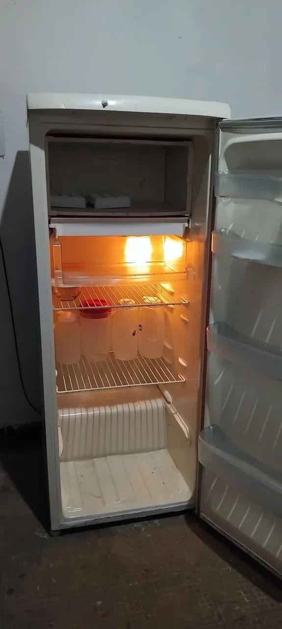 Geladeira em bom estado(preço a negociar 