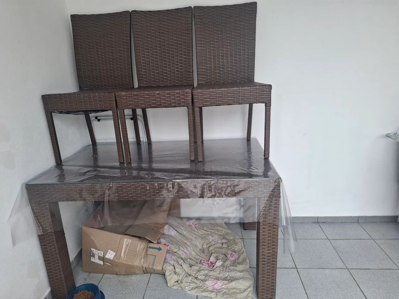 Mesa moderna com 3 cadeiras... obs: mesa com tampão de vidro mesma medida da mesa. - Foto 3