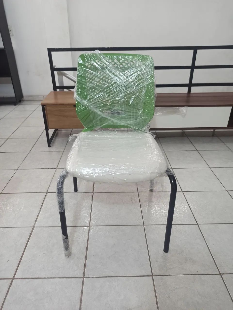 Cadeira estofada verde com Branco 