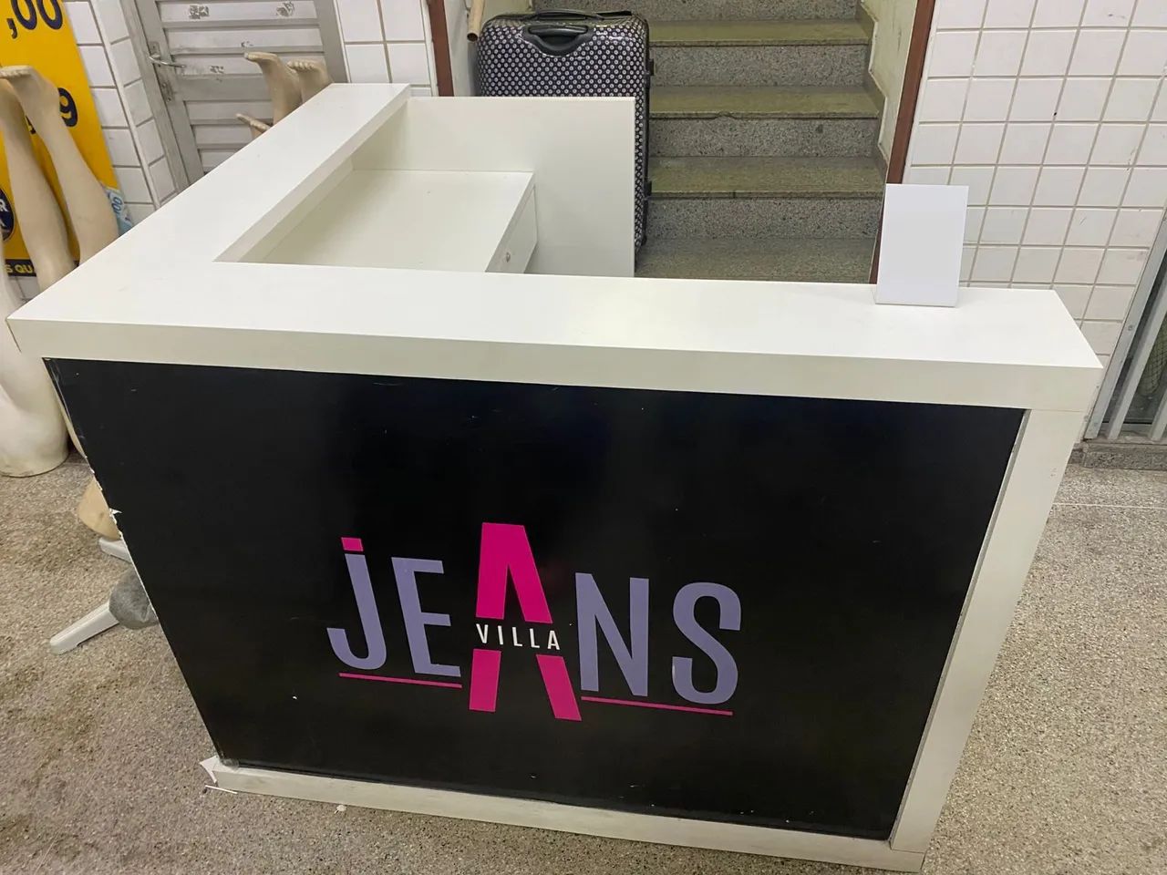 Balcão/Caixa de loja. Robusto, com três gavetas e muito resistente.