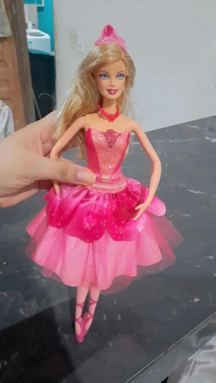 Boneca barbie sapatilhas mágicas mattel 
