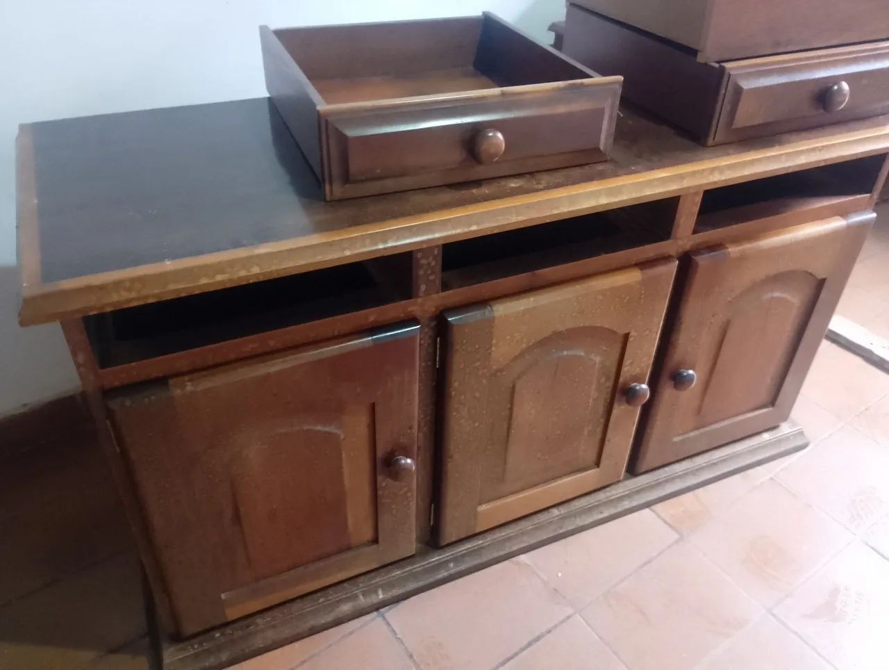 Vendo cômoda de madeira maciça usada - Foto 4