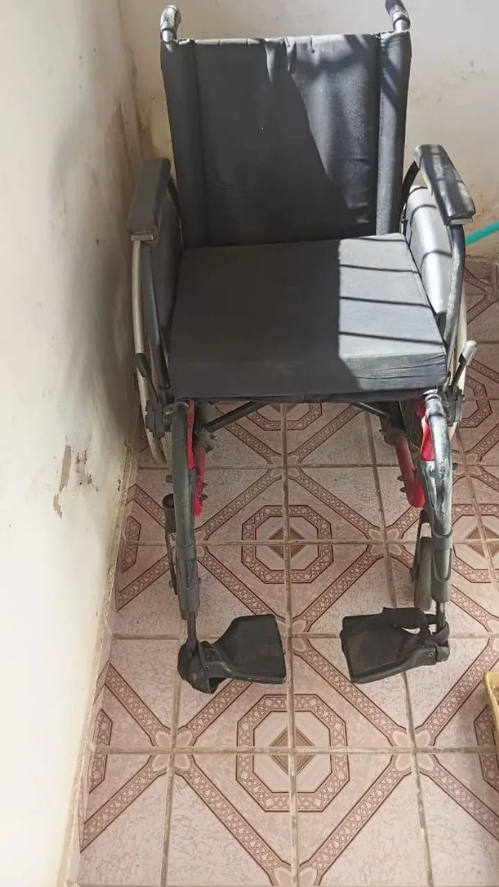 Vendo Cadeira de rodas - Foto 3