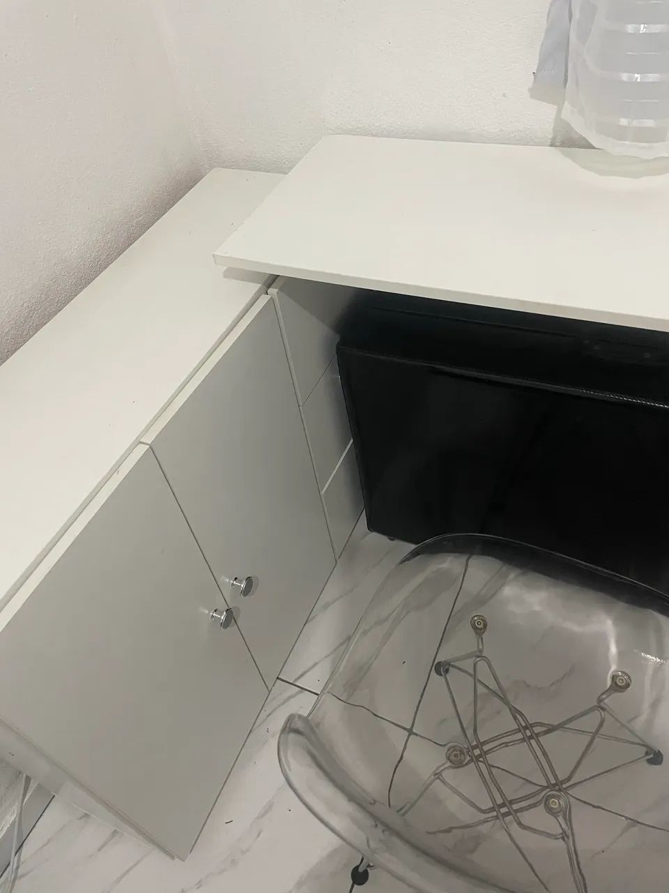 Vendo Mesa com 3 gavetas e uma cadeira
